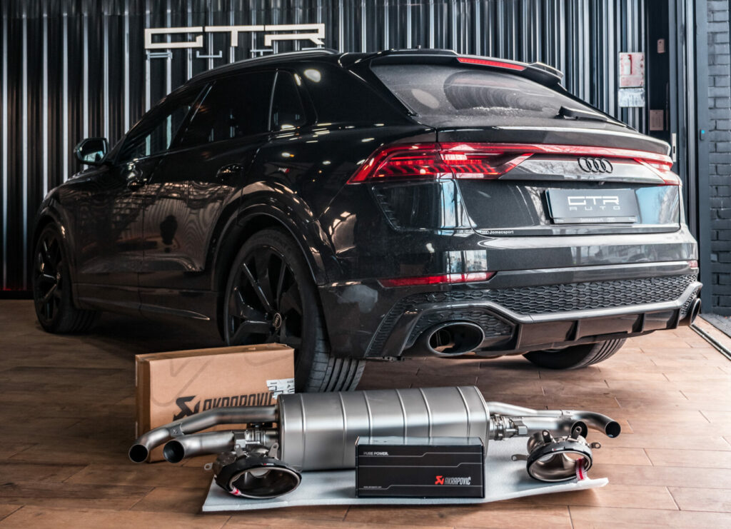 alt="audi rsq8 con escape akrapovic"